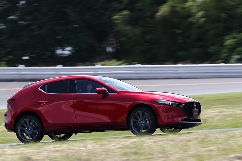 ハッチバックタイプの「MAZDA3 FASTBACK XD PROACTIVE Touring Selection」（ソウルレッドクリスタルメタリック）。ボディサイズは4460×1795×1440mm（全長×全幅×全高）で、ホイールベースはセダンと同じ2725mm。車両重量は1410kg