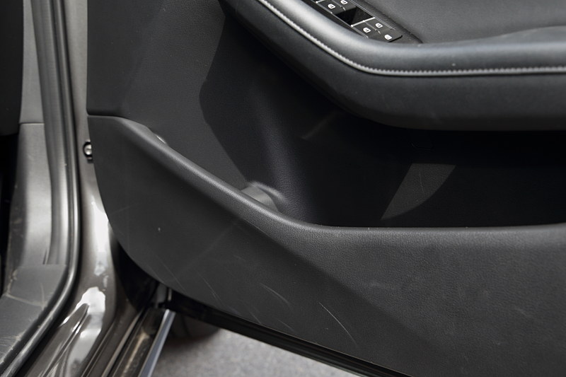 フロントドアのスピーカーホールをなくすため、スピーカー位置も変更されている