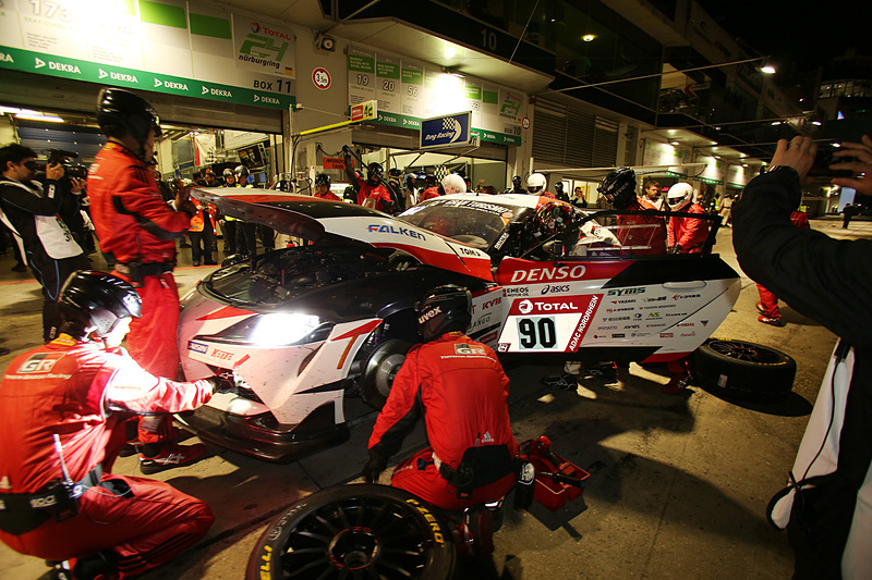 90号車 GRスープラ（佐々木雅弘/ウヴェ・クリーン/ヘルフィ・ダーネンス/モリゾウ組）の夜間ピット作業