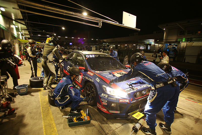 夜間のピット作業を行なう88号車 SUBARU WRX STI（山内英輝/井口卓人/ ティム・シュリック/ カルロ・ヴァンダム組）。クラストップはもちろん、総合でも28位に