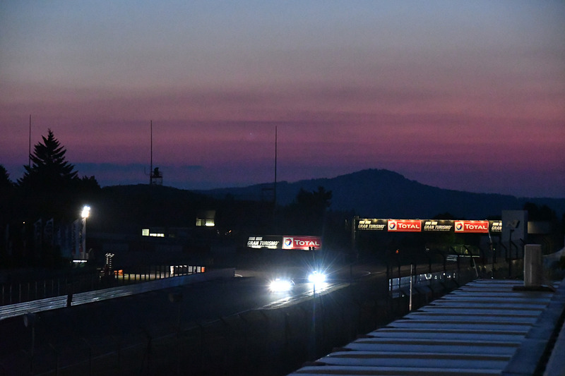 夜が明け始める