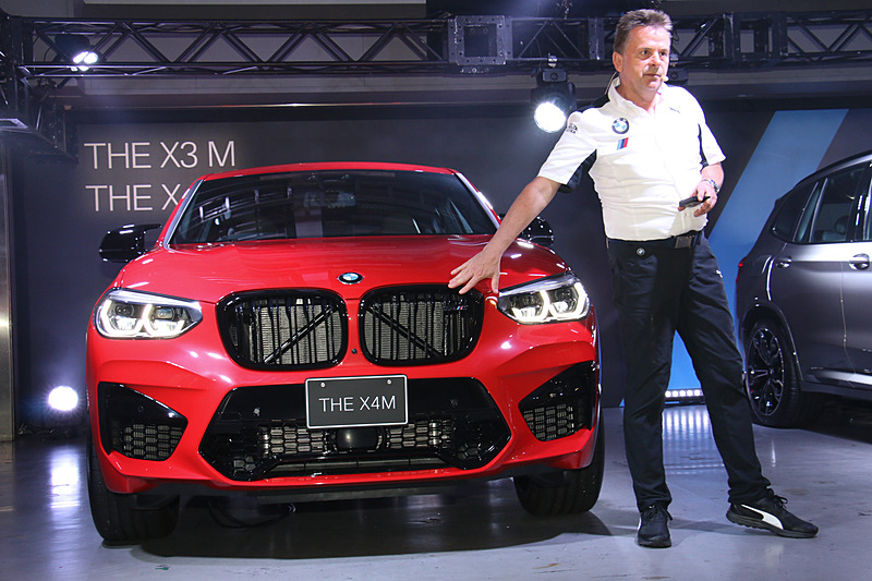 「X3 M」と「X4 M」の魅力について解説するクィントス氏