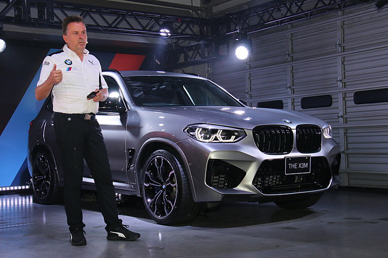 「X3 M」と「X4 M」の魅力について解説するクィントス氏