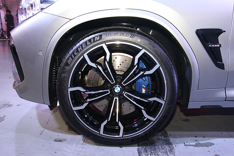 タイヤサイズはフロントが255/40ZR21、リアが265/40ZR21