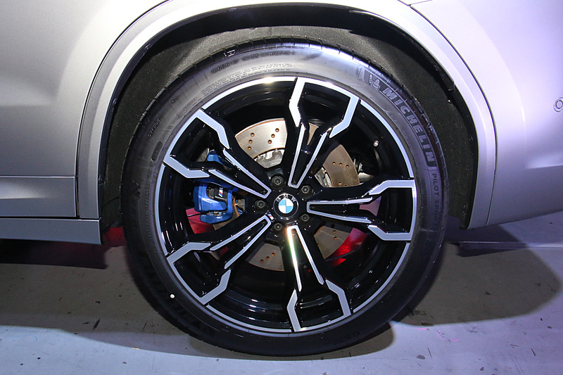 タイヤサイズはフロントが255/40ZR21、リアが265/40ZR21