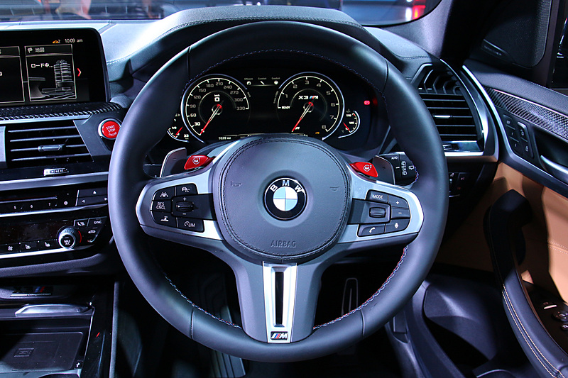 X3 M Competitionのインパネ。レザーステアリングにはパドルシフトに加え、オレンジ色の「マルチファンクション・ボタン」を配置