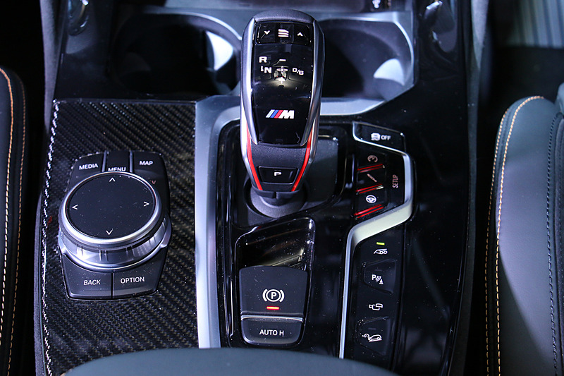 3種類のシフトプログラムから好みのものを選べる8速 M ステップトロニック・トランスミッションを採用