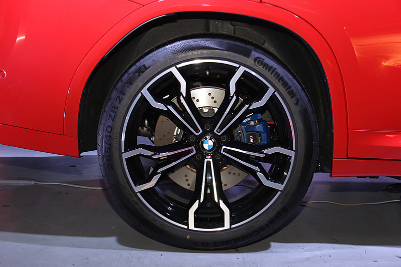 タイヤサイズはフロントが255/40ZR21、リアが265/40ZR21