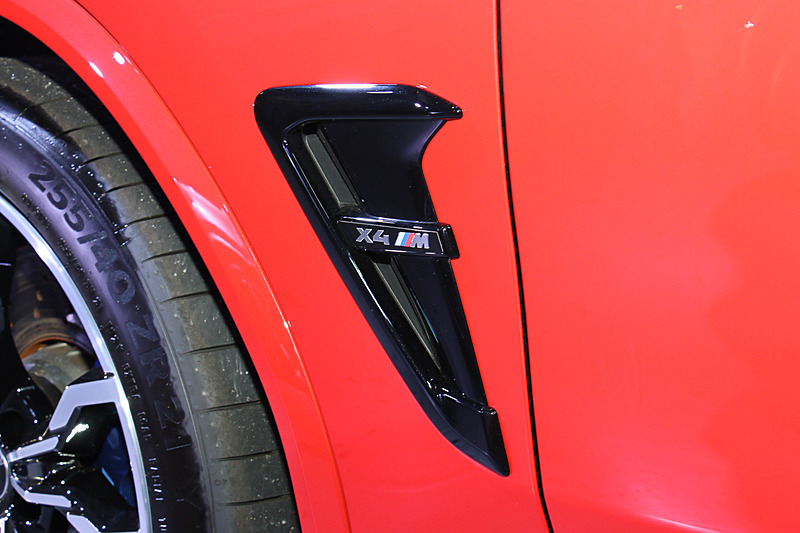 タイヤサイズはフロントが255/40ZR21、リアが265/40ZR21