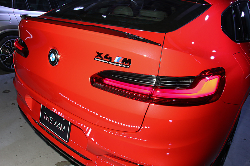 高速走行時の空気抵抗を抑えつつ、リアアクスルの駆動力を向上させる「M カーボン・リヤ・スポイラー」を標準装備