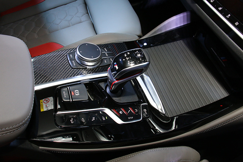 8速 M ステップトロニック・トランスミッションのシフトセレクターにモードセレクトのボタンをレイアウト