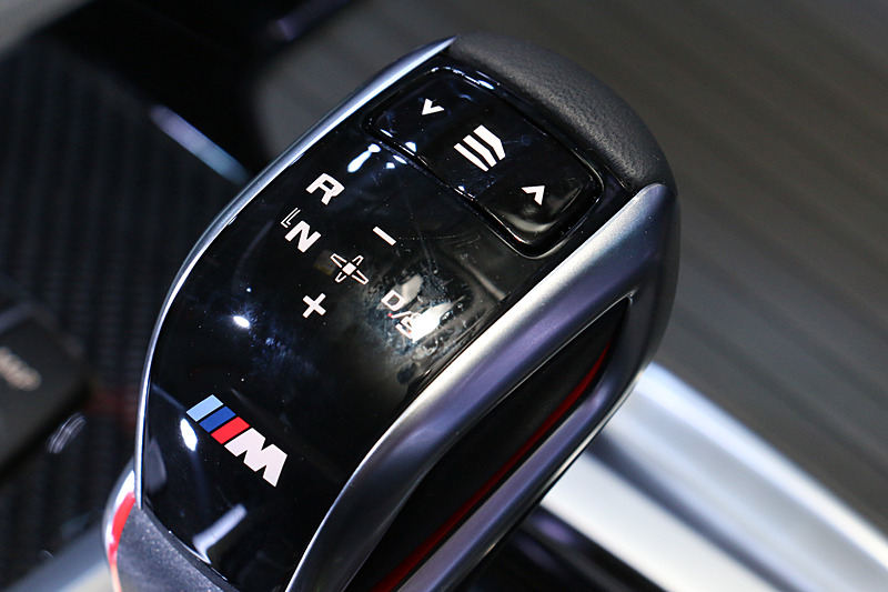 8速 M ステップトロニック・トランスミッションのシフトセレクターにモードセレクトのボタンをレイアウト