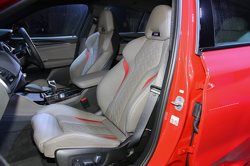 コンペティションバージョン専用の「LKHV アデレード・グレー/サキール・オレンジアクセント」のメリノレザーシートを装着している