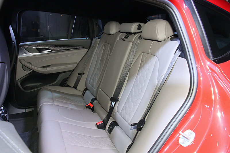 コンペティションバージョン専用の「LKHV アデレード・グレー/サキール・オレンジアクセント」のメリノレザーシートを装着している