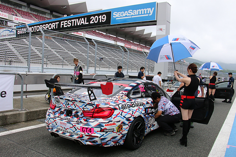 同乗走行の当選者は、ロールバーなどによって補強された助手席に身をかがめながら乗り込み、2周弱の同乗走行を楽しんだ