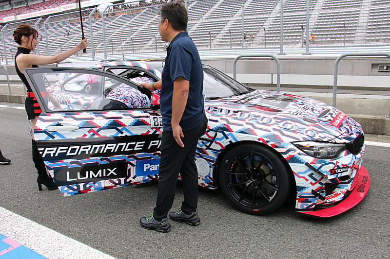 同乗走行の当選者は、ロールバーなどによって補強された助手席に身をかがめながら乗り込み、2周弱の同乗走行を楽しんだ