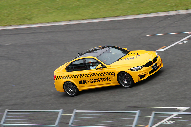 イエローの「M3」をベースとしたM TOWN TAXI.の走行シーン