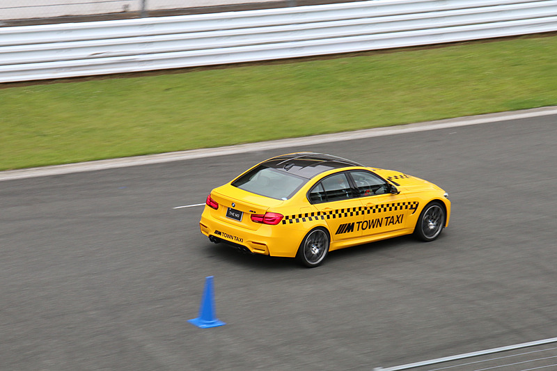 イエローの「M3」をベースとしたM TOWN TAXI.の走行シーン