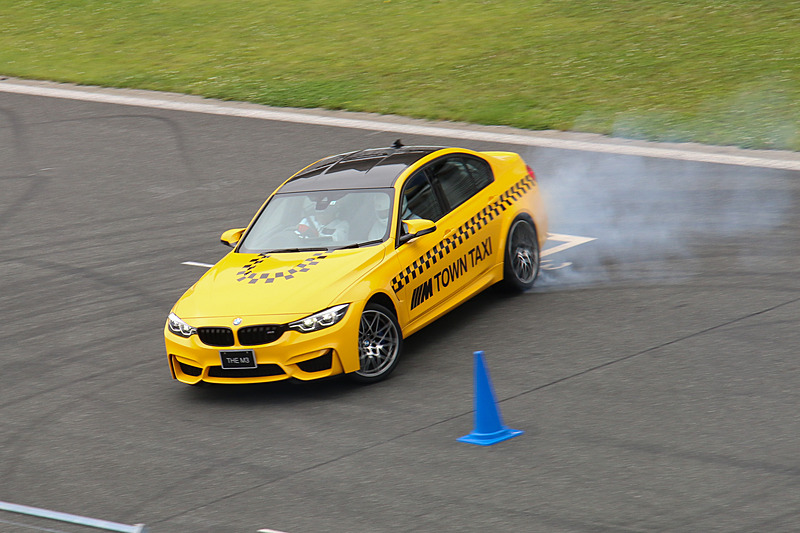 イエローの「M3」をベースとしたM TOWN TAXI.の走行シーン