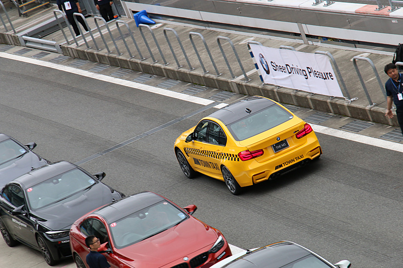 イエローの「M3」をベースとしたM TOWN TAXI.の走行シーン