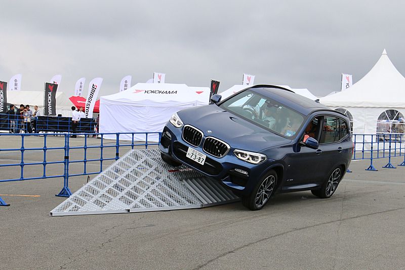角度の急なバンク路ではタイヤが宙に浮くような姿勢になることもあるが、駆動力を適切に配分してしっかりと走り抜ける