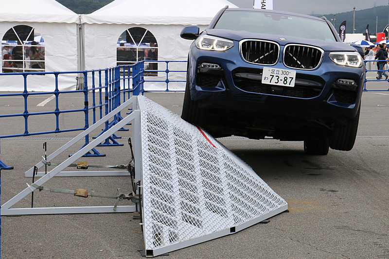 角度の急なバンク路ではタイヤが宙に浮くような姿勢になることもあるが、駆動力を適切に配分してしっかりと走り抜ける