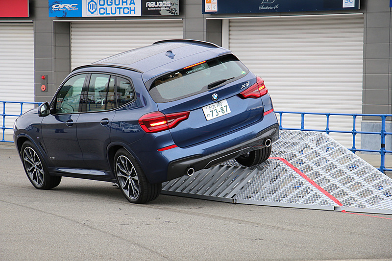 角度の急なバンク路ではタイヤが宙に浮くような姿勢になることもあるが、駆動力を適切に配分してしっかりと走り抜ける