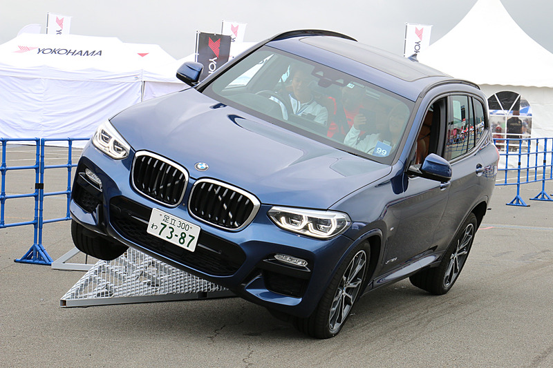 角度の急なバンク路ではタイヤが宙に浮くような姿勢になることもあるが、駆動力を適切に配分してしっかりと走り抜ける