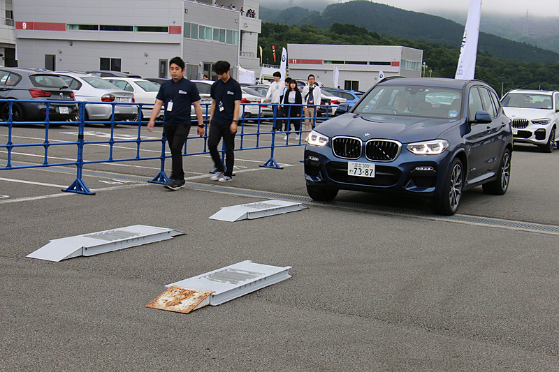 ローラーを備えるラダーを走り抜けるシーン。空転するローラーで低μ路を再現しているが、こちらもしっかりと段差を越えていく