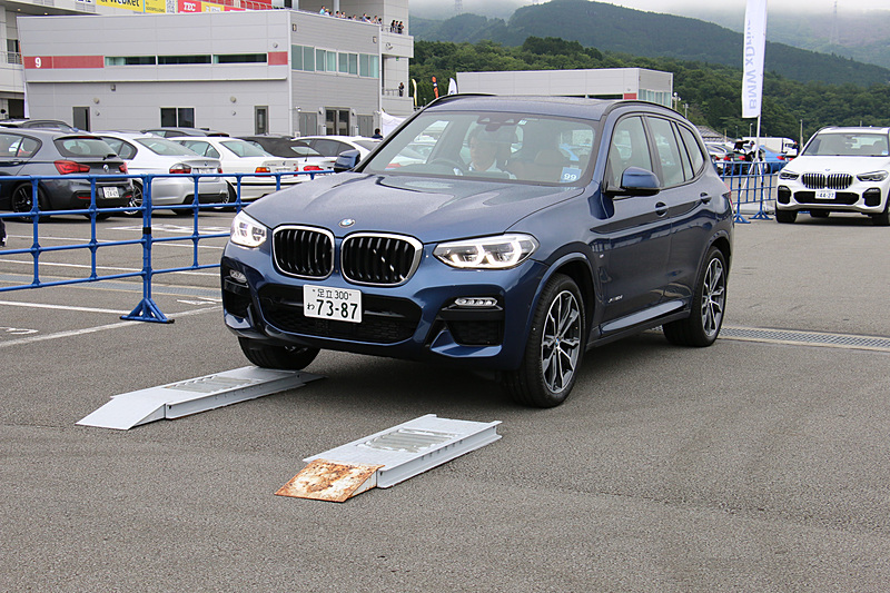 ローラーを備えるラダーを走り抜けるシーン。空転するローラーで低μ路を再現しているが、こちらもしっかりと段差を越えていく