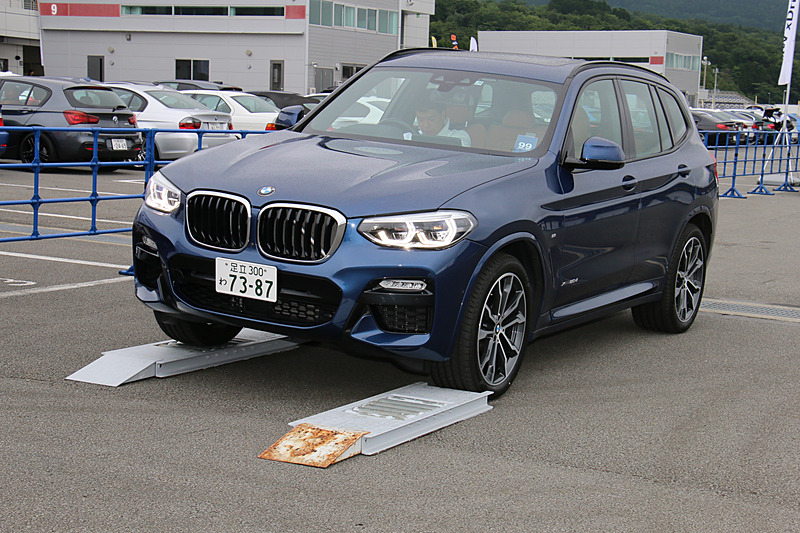 ローラーを備えるラダーを走り抜けるシーン。空転するローラーで低μ路を再現しているが、こちらもしっかりと段差を越えていく