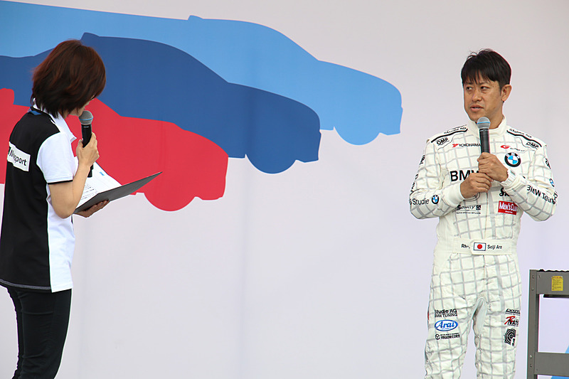 特設のファンステージではレーシングドライバーの荒聖治選手などによるトークショーや試乗プログラムの抽選会などが行なわれた