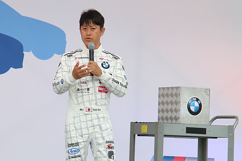 特設のファンステージではレーシングドライバーの荒聖治選手などによるトークショーや試乗プログラムの抽選会などが行なわれた