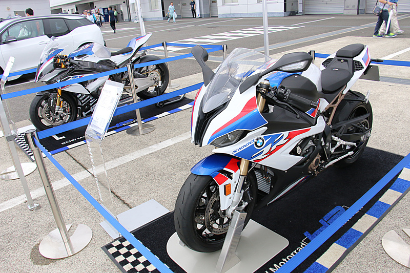 「BMW Motorrad」の2輪車展示