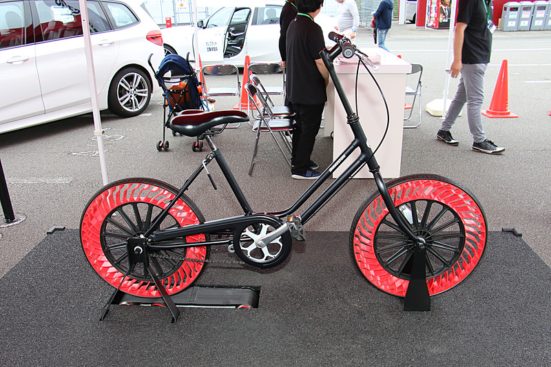ブリヂストンブースでは「エアフリーコンセプト」のタイヤを装着した自転車を展示。会場の都合で自由に走らせることはできなかったが、ゴムローラーに突起を設定して乗り心地を体感できるようにしていた