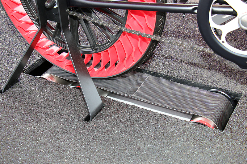 ブリヂストンブースでは「エアフリーコンセプト」のタイヤを装着した自転車を展示。会場の都合で自由に走らせることはできなかったが、ゴムローラーに突起を設定して乗り心地を体感できるようにしていた
