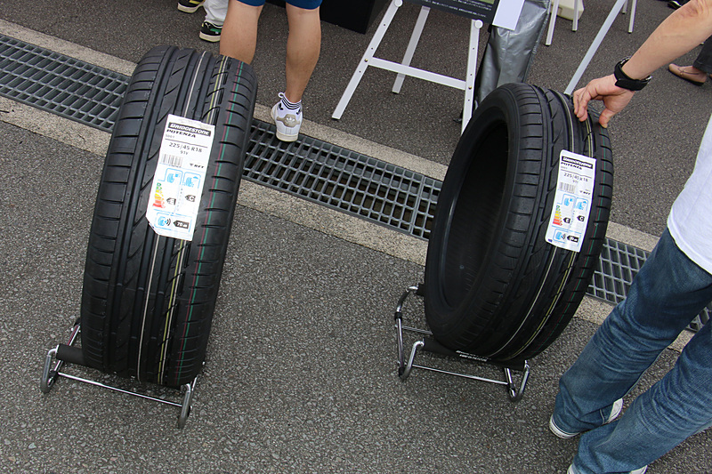 ポテンザ S001を製品展示