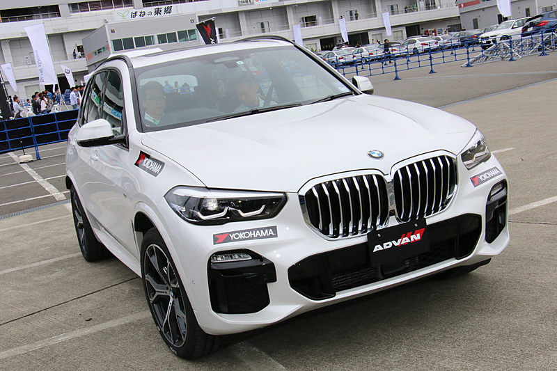 横浜ゴムブースでは新型「X5」を使い、運転席側の前後にスポンジ付きタイヤ、助手席側前後に純正タイヤを装着。直線コースの片輪側だけに突起を設置して、コースの往復で車内の騒音の違いを体験できるようにしていた