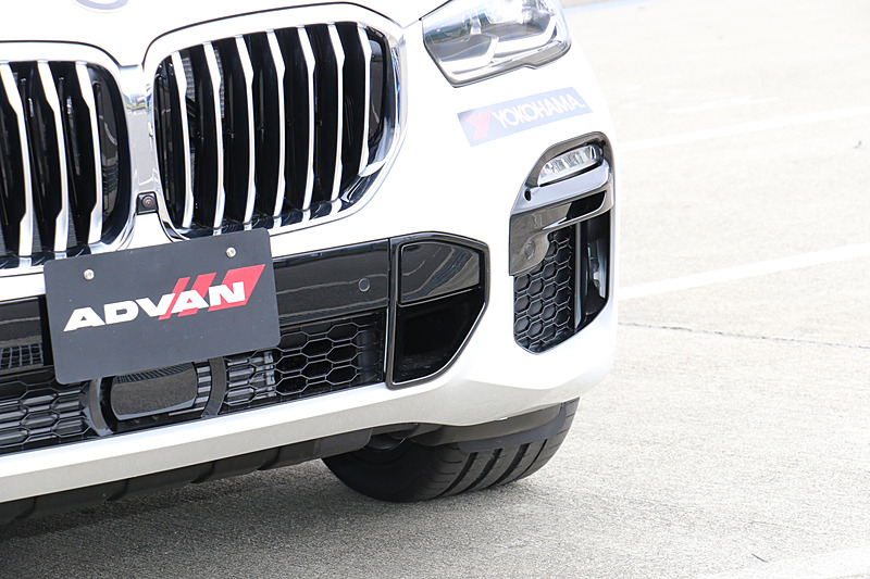 横浜ゴムブースでは新型「X5」を使い、運転席側の前後にスポンジ付きタイヤ、助手席側前後に純正タイヤを装着。直線コースの片輪側だけに突起を設置して、コースの往復で車内の騒音の違いを体験できるようにしていた