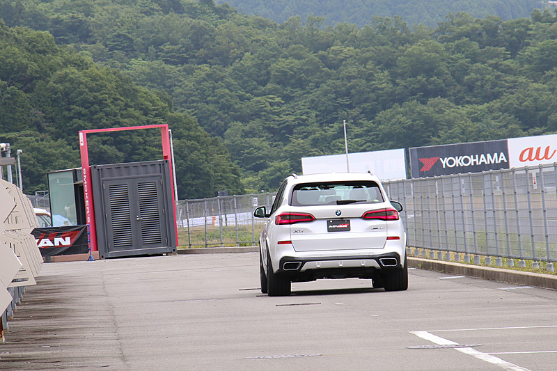 横浜ゴムブースでは新型「X5」を使い、運転席側の前後にスポンジ付きタイヤ、助手席側前後に純正タイヤを装着。直線コースの片輪側だけに突起を設置して、コースの往復で車内の騒音の違いを体験できるようにしていた