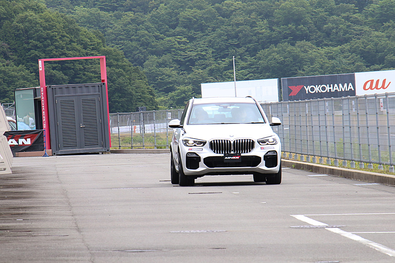 横浜ゴムブースでは新型「X5」を使い、運転席側の前後にスポンジ付きタイヤ、助手席側前後に純正タイヤを装着。直線コースの片輪側だけに突起を設置して、コースの往復で車内の騒音の違いを体験できるようにしていた