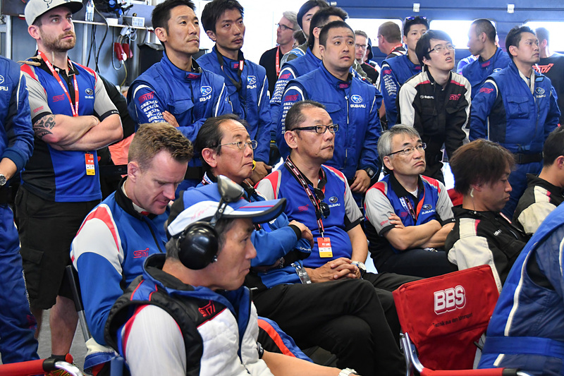 ゴールの瞬間を見守るスバル＆STIスタッフ