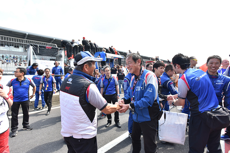 スタッフ同士で喜び合う