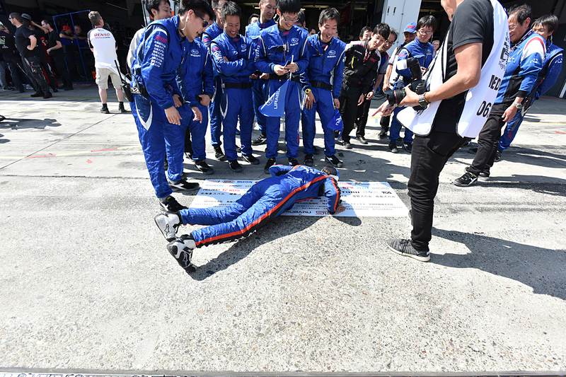 スポンサーフラッグにキス