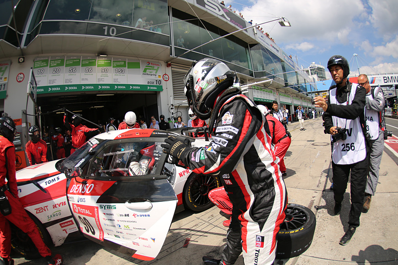 ドライバー交代。ビシッと抱き合うモリゾウ選手