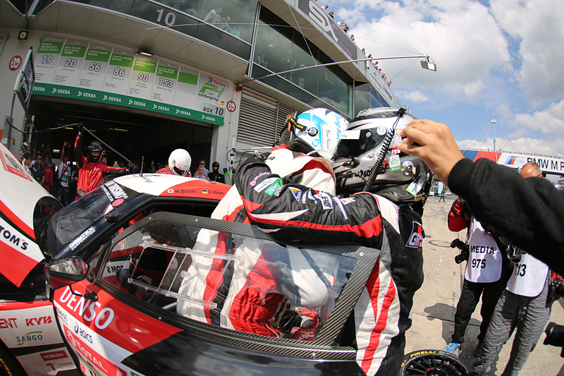 ドライバー交代。ビシッと抱き合うモリゾウ選手