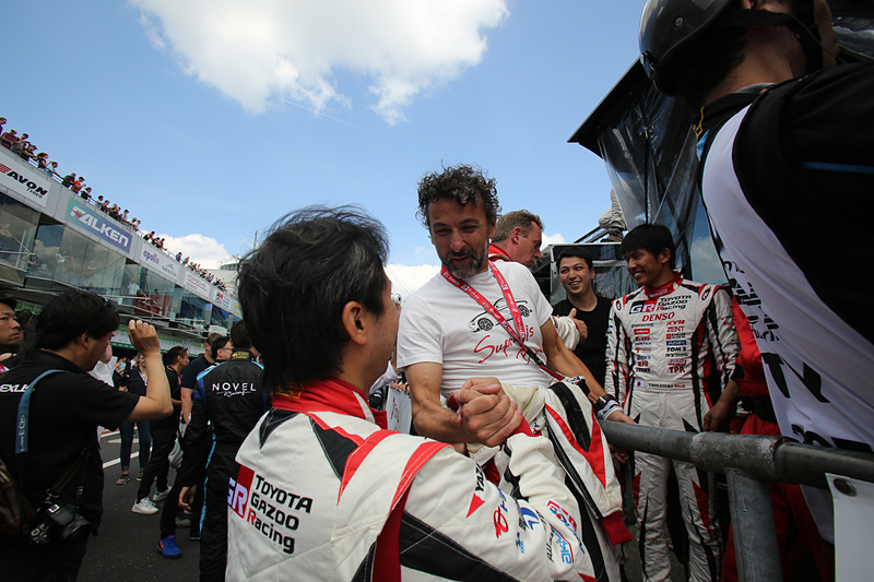 お祭り騒ぎのトヨタピット