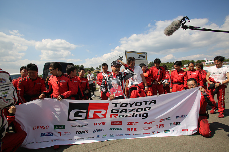 24時間トヨタピットに掲示されていた成瀬氏の写真とともに