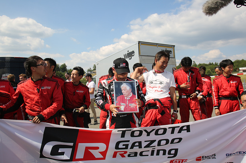 決勝日の6月23日はモリゾウ選手の走りの師匠である成瀬氏の命日。じっと写真を見る