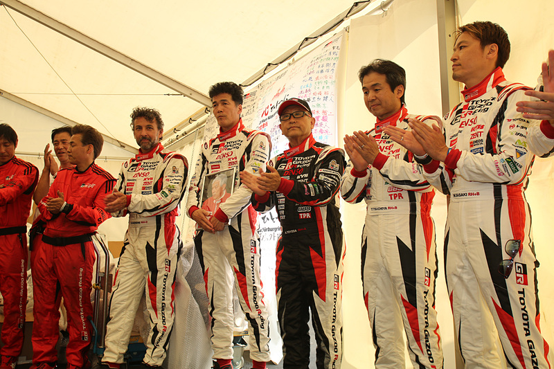 TOYOTA GAZOO Racingのパドックテントで報告会